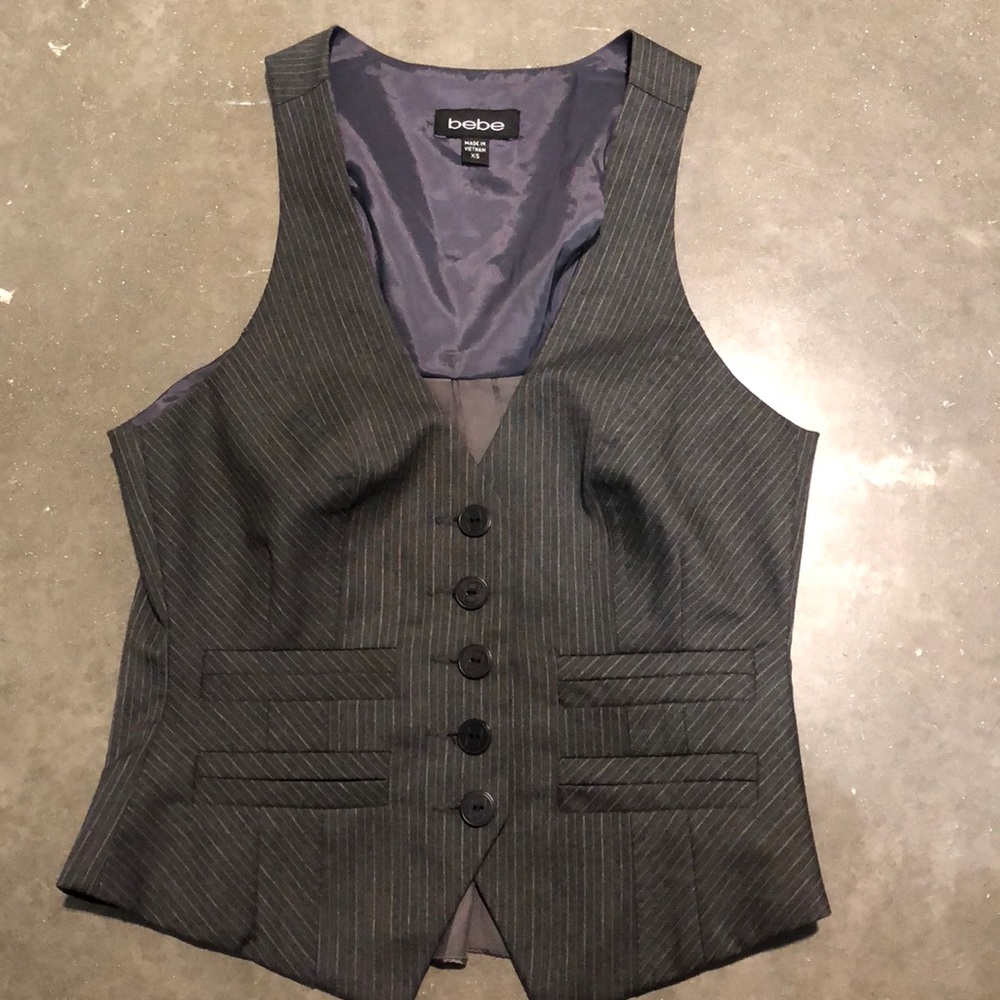 BEBE best. Size XS. Gray pinstripe.